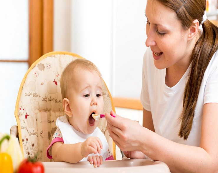 زمان مناسب دادن غذای کمکی به کودک